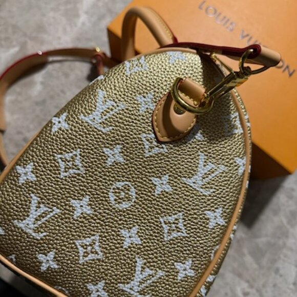 STUNNING Crossbody Satchel with POUCH - Picture 4 of 8